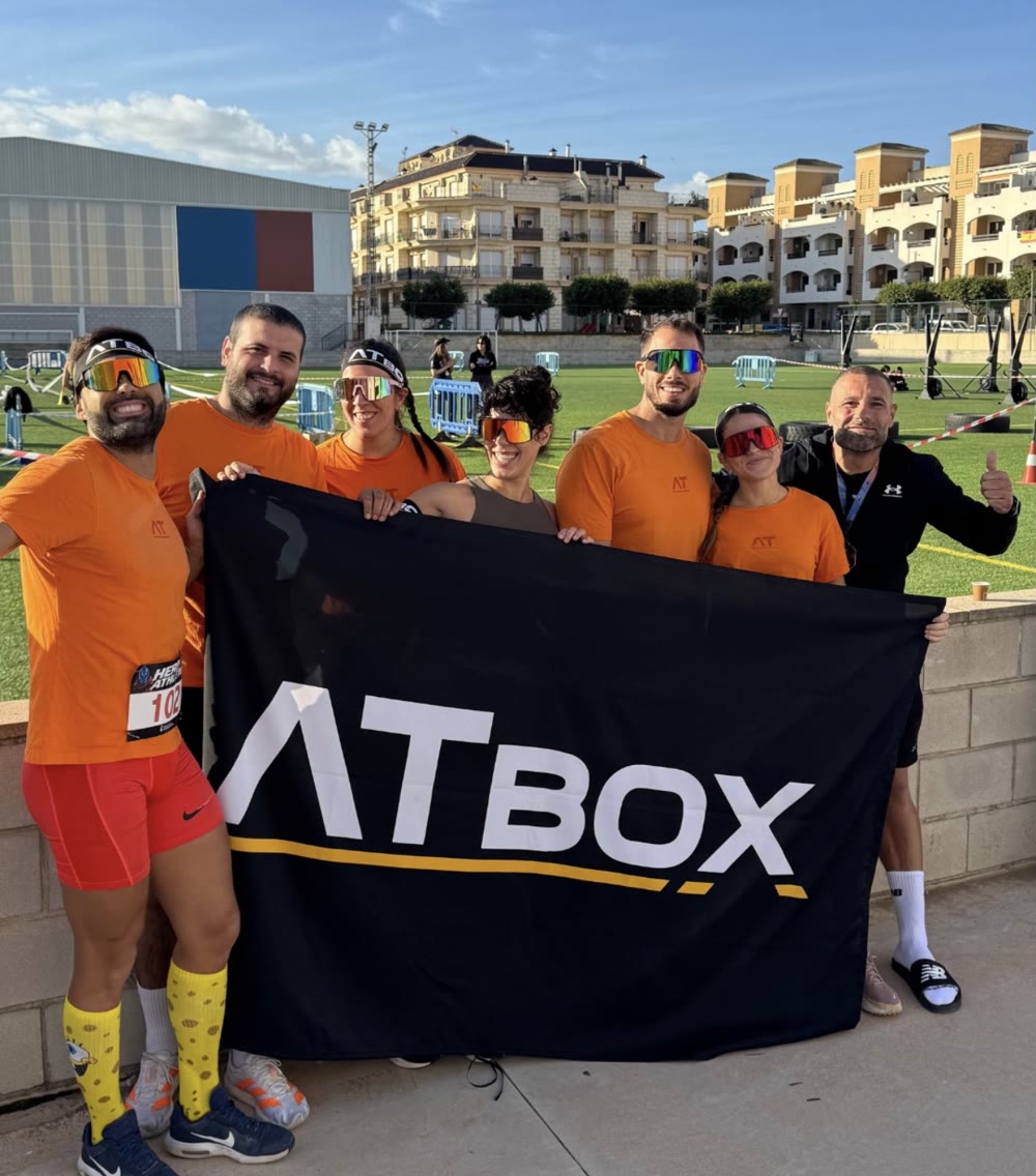 Equipo de Atbox con la bandera del box